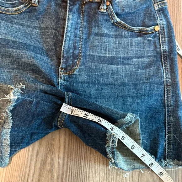 Judy Blue Fresh Bloom Tummy Control High Rise Raw Hem Jean Short size Medium - Picture 5 of 9